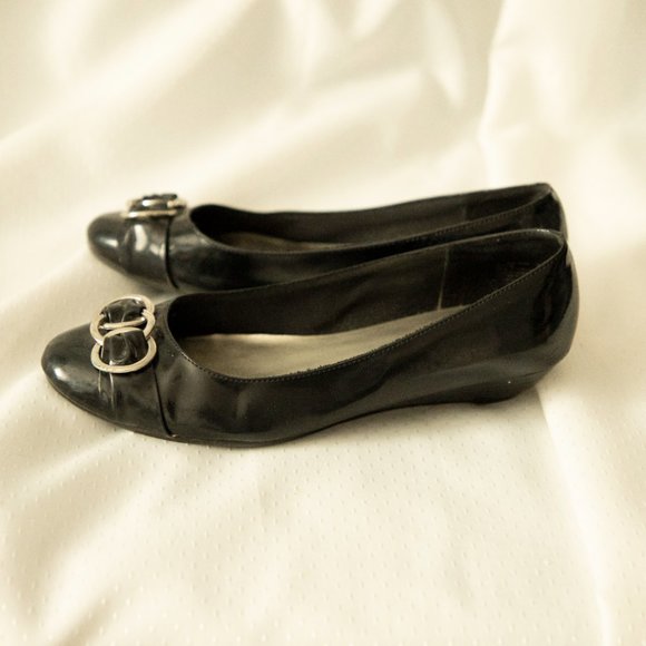 Shiny black flats with decorative buckle - Picture 3 of 5
